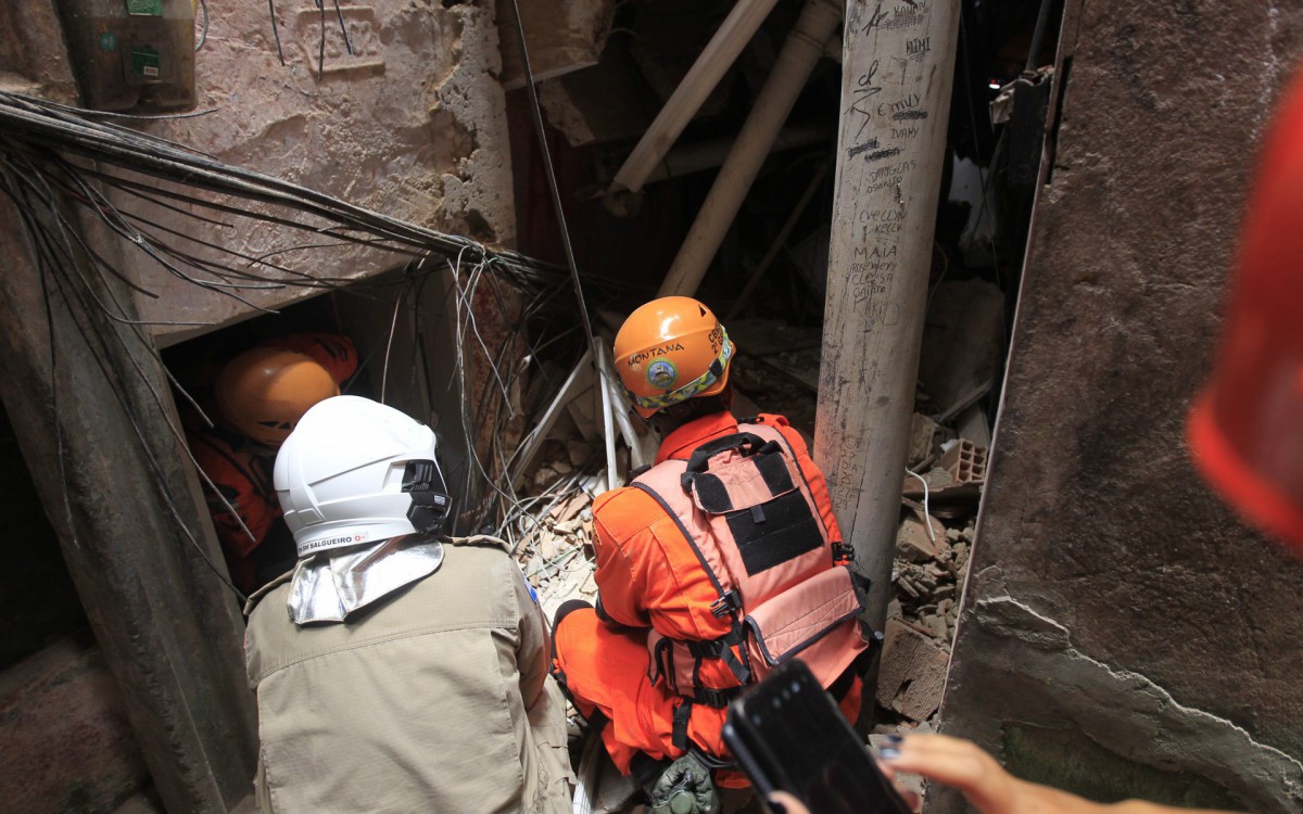 Um im&oacute;vel desabou na comunidade da Rocinha, na Zona Sul do Rio, na manh&atilde; desta quinta-feira (17). De acordo com o Corpo de Bombeiros, h&aacute; suspeita de que um homem esteja desaparecido nos escombros. A constru&ccedil;&atilde;o fica localizada na Travessa Luz, na descida do Largo do Boiadeiro.