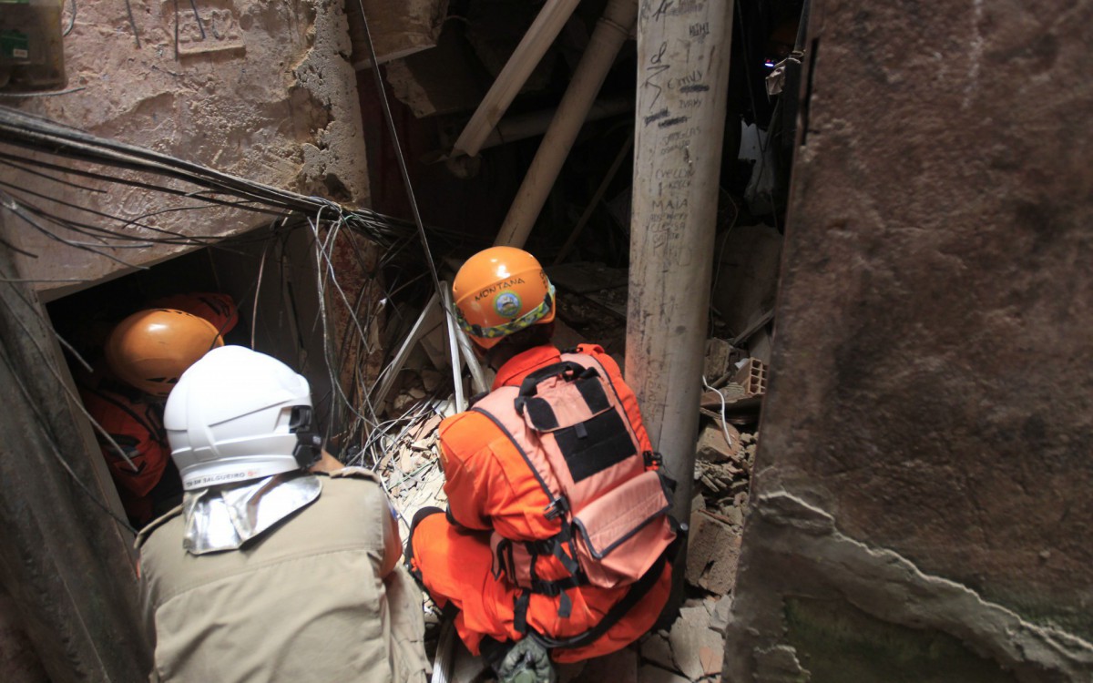 Um im&oacute;vel desabou na comunidade da Rocinha, na Zona Sul do Rio, na manh&atilde; desta quinta-feira (17) - Reginaldo Pimenta/Ag&ecirc;ncia O Dia