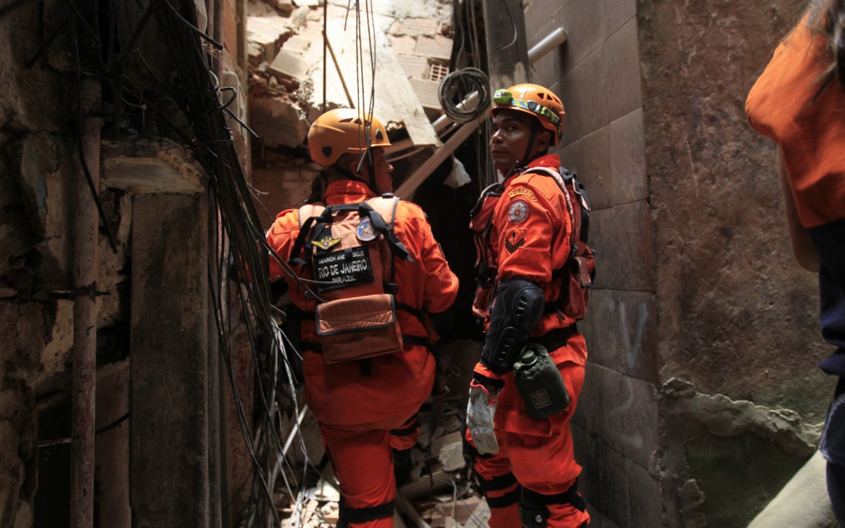 Um im&oacute;vel desabou na comunidade da Rocinha, na Zona Sul do Rio, na manh&atilde; desta quinta-feira (17). De acordo com o Corpo de Bombeiros, h&aacute; suspeita de que um homem esteja desaparecido nos escombros. A constru&ccedil;&atilde;o fica localizada na Travessa Luz, na descida do Largo do Boiadeiro.