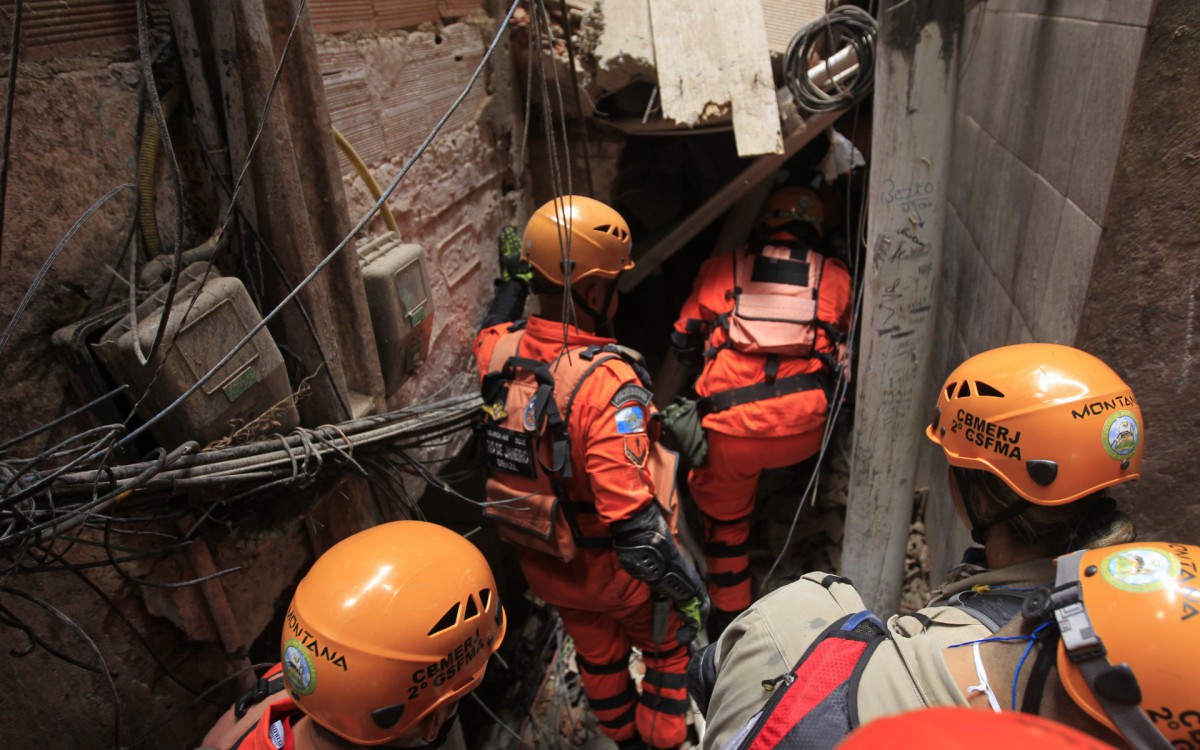 Um im&oacute;vel desabou na comunidade da Rocinha, na Zona Sul do Rio, na manh&atilde; desta quinta-feira (17). De acordo com o Corpo de Bombeiros, h&aacute; suspeita de que um homem esteja desaparecido nos escombros. A constru&ccedil;&atilde;o fica localizada na Travessa Luz, na descida do Largo do Boiadeiro.