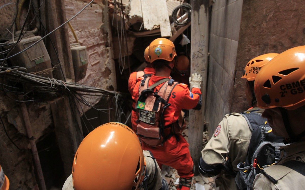 Um im&oacute;vel desabou na comunidade da Rocinha, na Zona Sul do Rio, na manh&atilde; desta quinta-feira (17) - Reginaldo Pimenta/Ag&ecirc;ncia O Dia