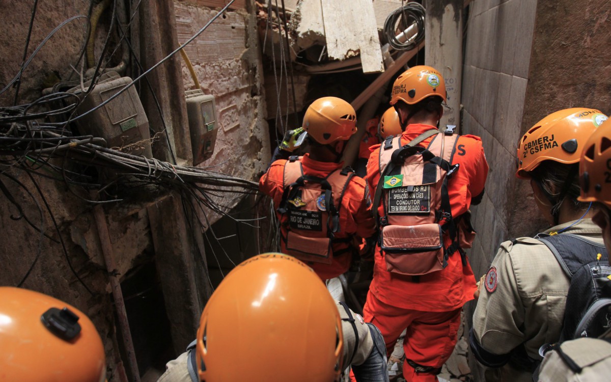 Um im&oacute;vel desabou na comunidade da Rocinha, na Zona Sul do Rio, na manh&atilde; desta quinta-feira (17). De acordo com o Corpo de Bombeiros, h&aacute; suspeita de que um homem esteja desaparecido nos escombros. A constru&ccedil;&atilde;o fica localizada na Travessa Luz, na descida do Largo do Boiadeiro.