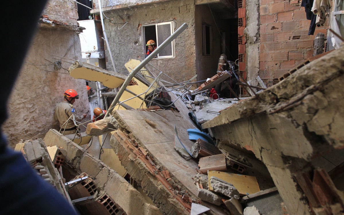 Um im&oacute;vel desabou na comunidade da Rocinha, na Zona Sul do Rio, na manh&atilde; desta quinta-feira (17). De acordo com o Corpo de Bombeiros, h&aacute; suspeita de que um homem esteja desaparecido nos escombros. A constru&ccedil;&atilde;o fica localizada na Travessa Luz, na descida do Largo do Boiadeiro.