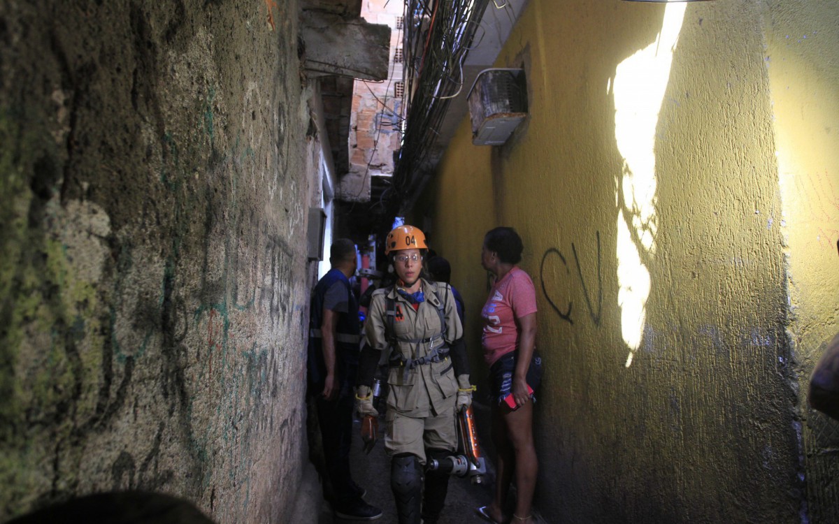 Um im&oacute;vel desabou na comunidade da Rocinha, na Zona Sul do Rio, na manh&atilde; desta quinta-feira (17). De acordo com o Corpo de Bombeiros, h&aacute; suspeita de que um homem esteja desaparecido nos escombros. A constru&ccedil;&atilde;o fica localizada na Travessa Luz, na descida do Largo do Boiadeiro.