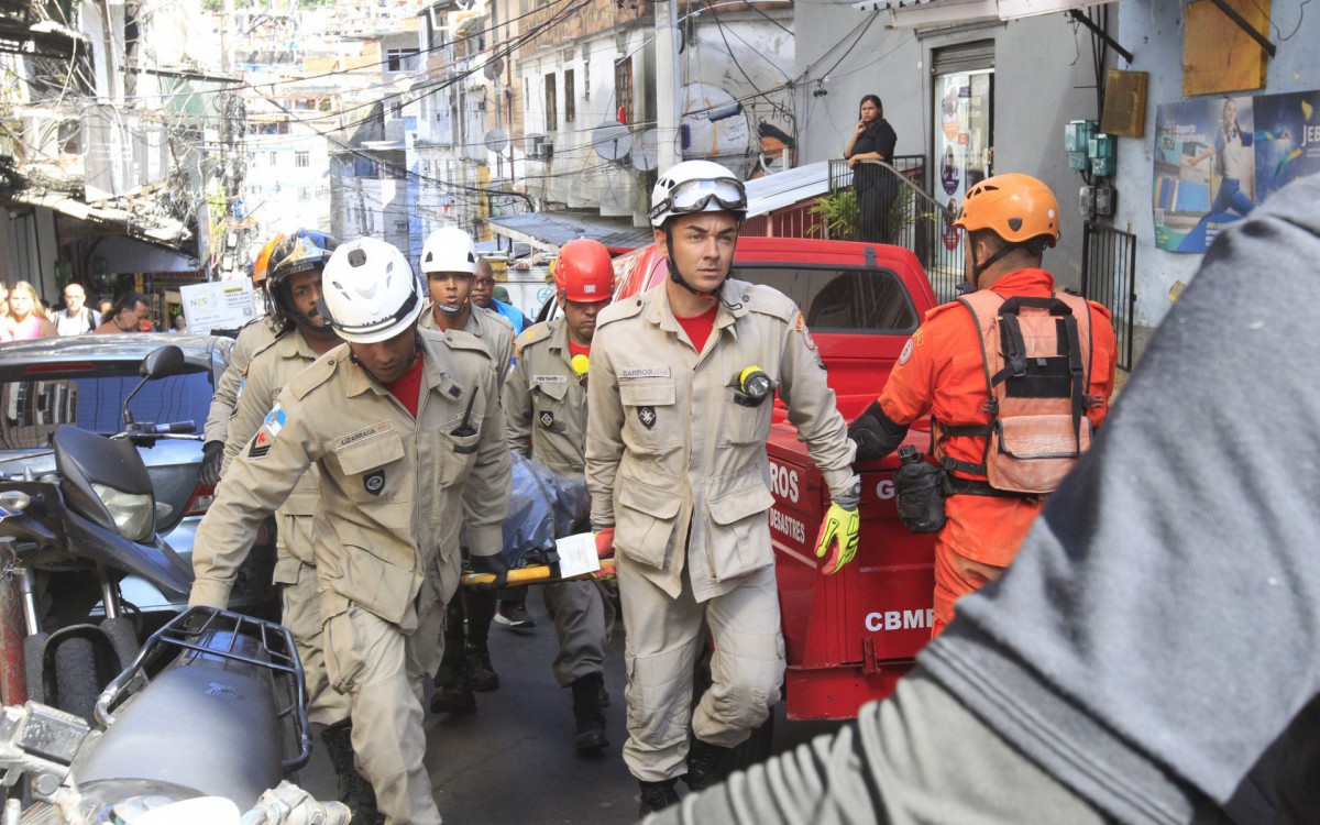 Um im&oacute;vel desabou na comunidade da Rocinha, na Zona Sul do Rio, na manh&atilde; desta quinta-feira (17). De acordo com o Corpo de Bombeiros, h&aacute; suspeita de que um homem esteja desaparecido nos escombros. A constru&ccedil;&atilde;o fica localizada na Travessa Luz, na descida do Largo do Boiadeiro.