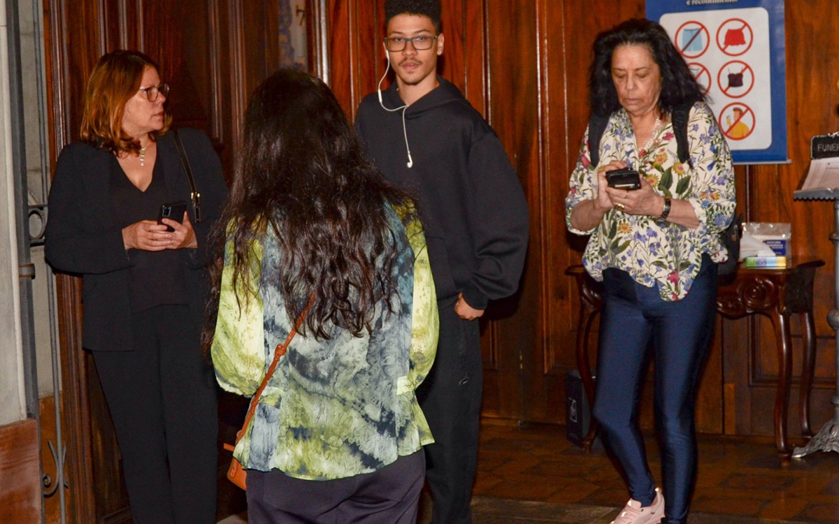 Gabriel Costa e Wilma Petrillo participam da Missa de S&eacute;timo Dia da cantora Gal Costa em S&atilde;o Paulo