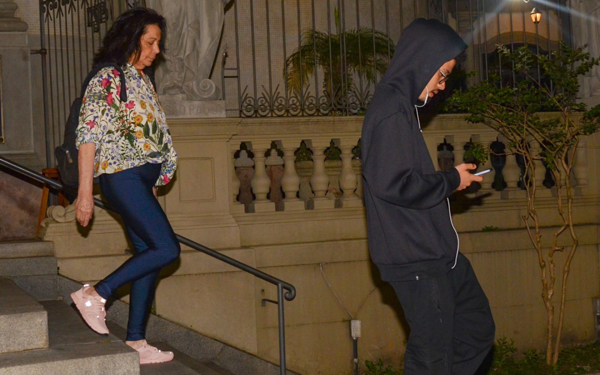 Gabriel Costa e Wilma Petrillo participam da Missa de S&eacute;timo Dia da cantora Gal Costa em S&atilde;o Paulo