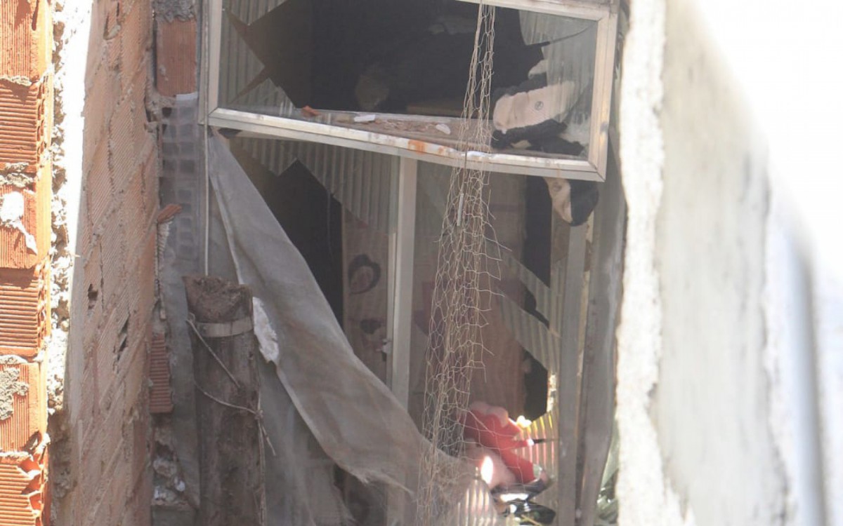 Bombeiros realizam buscas no prédio que desabou na Rocinha