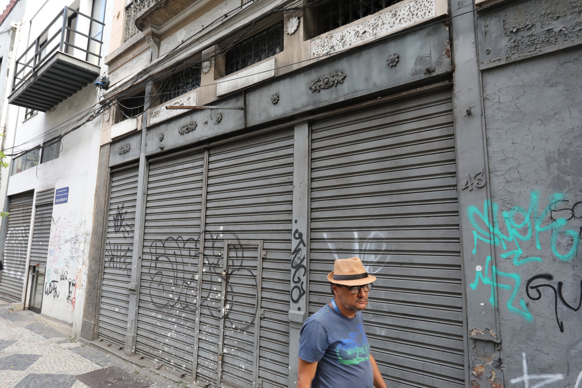 Rua passou a ser ponto de lojas fechadas - Pedro Ivo / Ag&ecirc;ncia O Dia