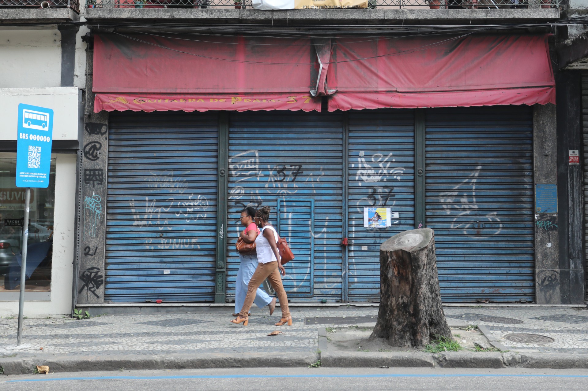 Rua da Carioca sofre com fechamento de lojas tradicionais e pontos comerciais - Pedro Ivo / Ag&ecirc;ncia O Dia