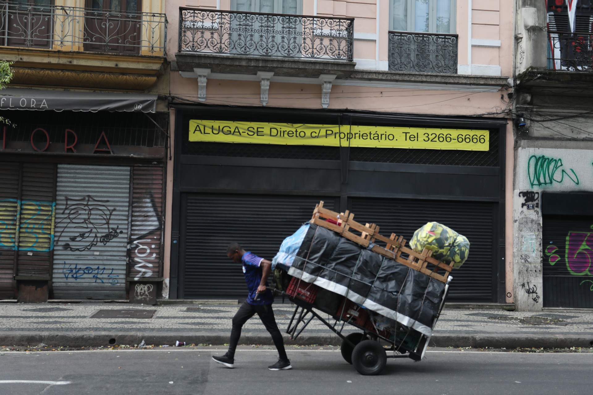 Cen&aacute;rio na Rua da Carioca &eacute; de desola&ccedil;&atilde;o - Pedro Ivo/ Ag&ecirc;ncia O Dia