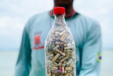 Mais de 1500 bitucas de cigarro são recolhidas em lagoas de Arraial do Cabo
