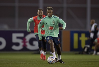 Rodrygo se diz à vontade no papel de camisa 10 e fala sobre idolatria por Neymar: 'Uma honra jogar com ele'