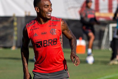 Negociação com clube português não evolui e lateral deverá seguir no Flamengo