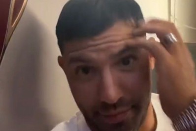 Vídeo: ex-jogador da seleção argentina, Sergio Agüero embarca rumo ao Catar em voo com brasileiros