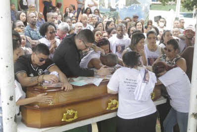 'Que esse caso não seja mais uma estatística', diz ex-noivo em enterro de técnica de enfermagem