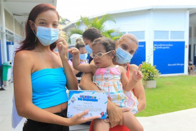 'Estou muito aliviada', diz mãe de bebê de nove meses vacinada contra a covid-19 no Rio