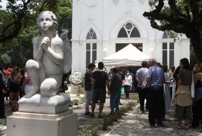 Familiares e personalidades do esporte se despedem de Isabel Salgado no Cemitério do Caju