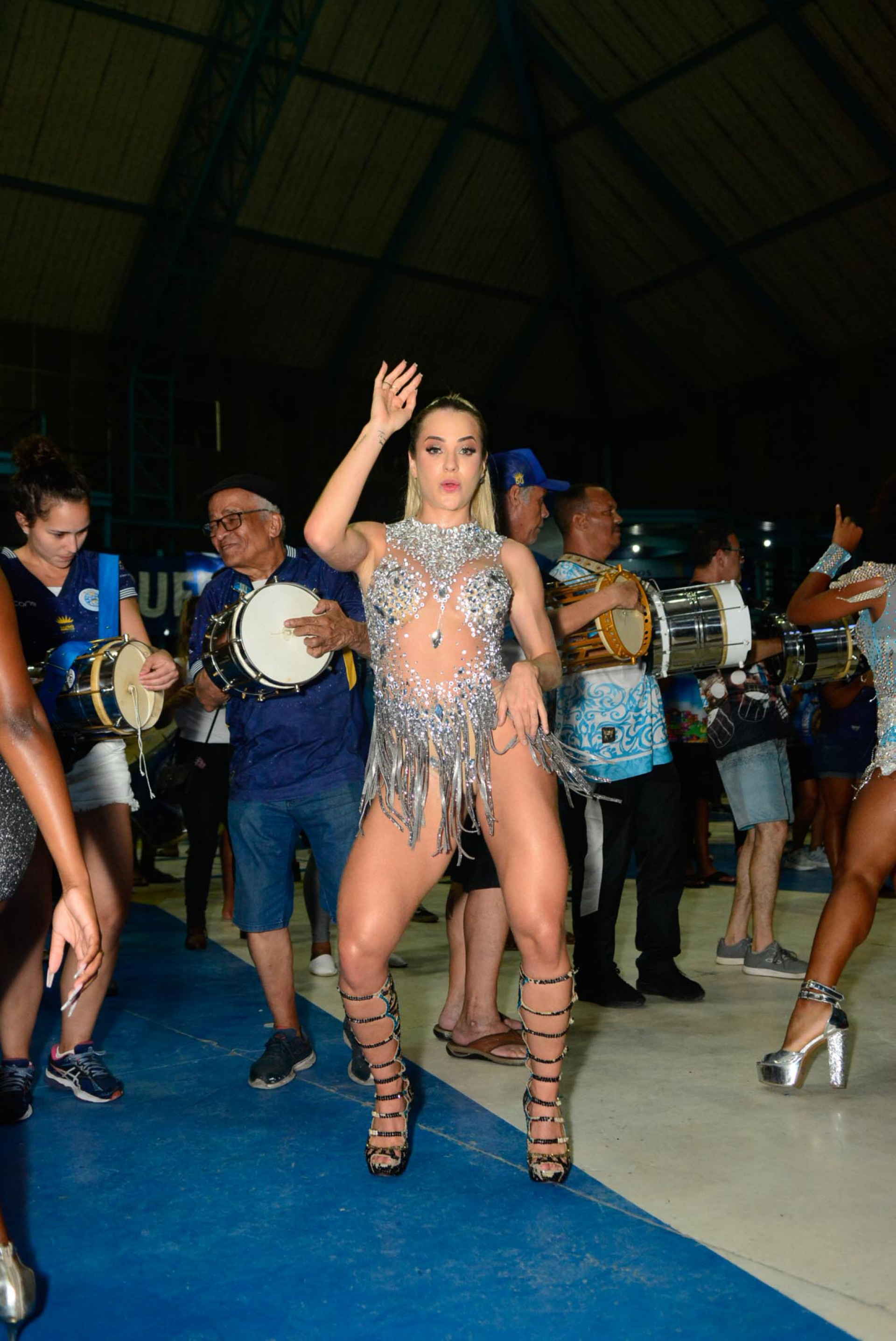 Gabi Martins se joga no samba na quadra da Vila Isabel - Webert Belicio / AgNews