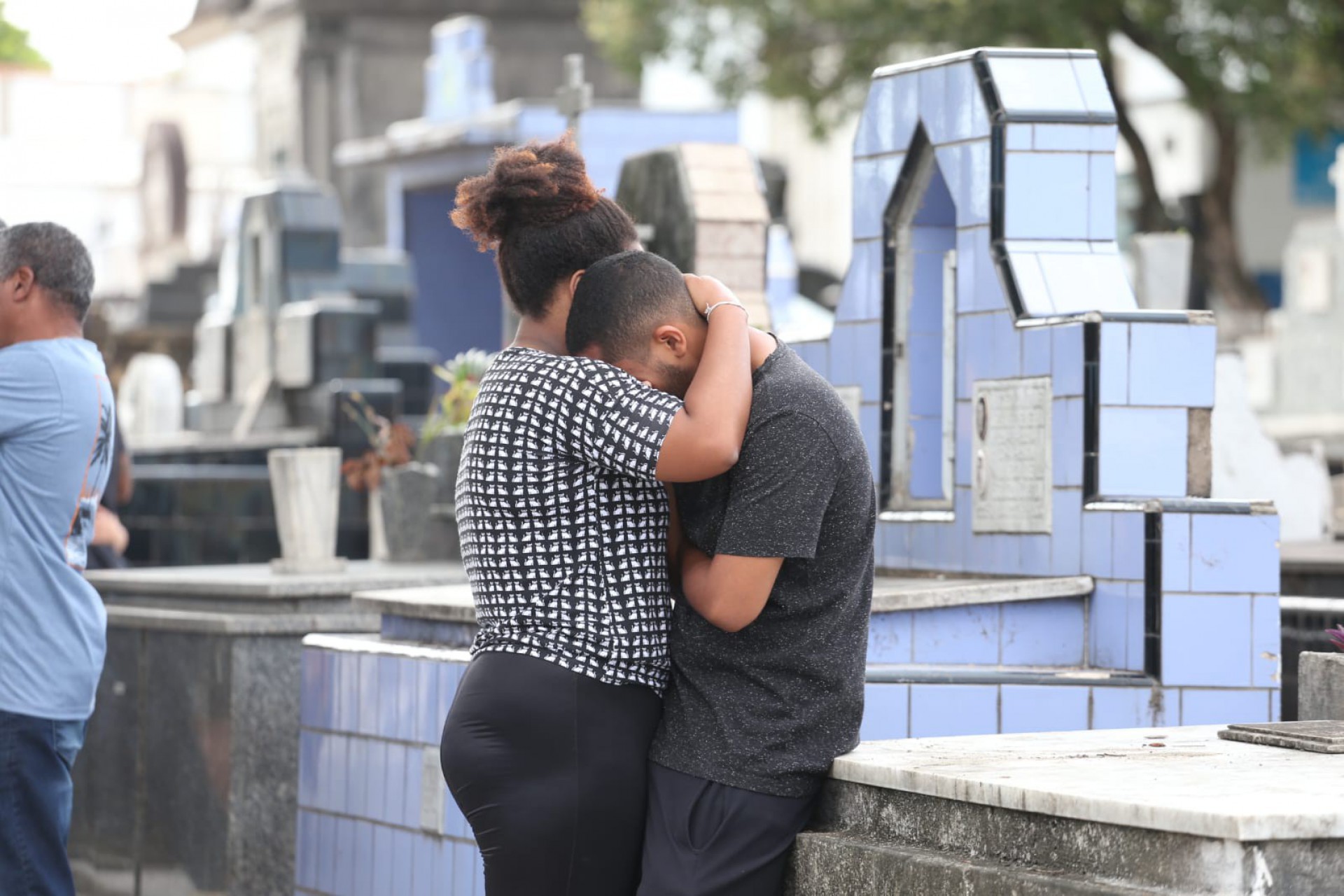Filha do cabo Sandro da Rocha Mariano emocionada durante o enterro do pai no Cemitério de Irajá - Cleber Mendes/Agência O Dia