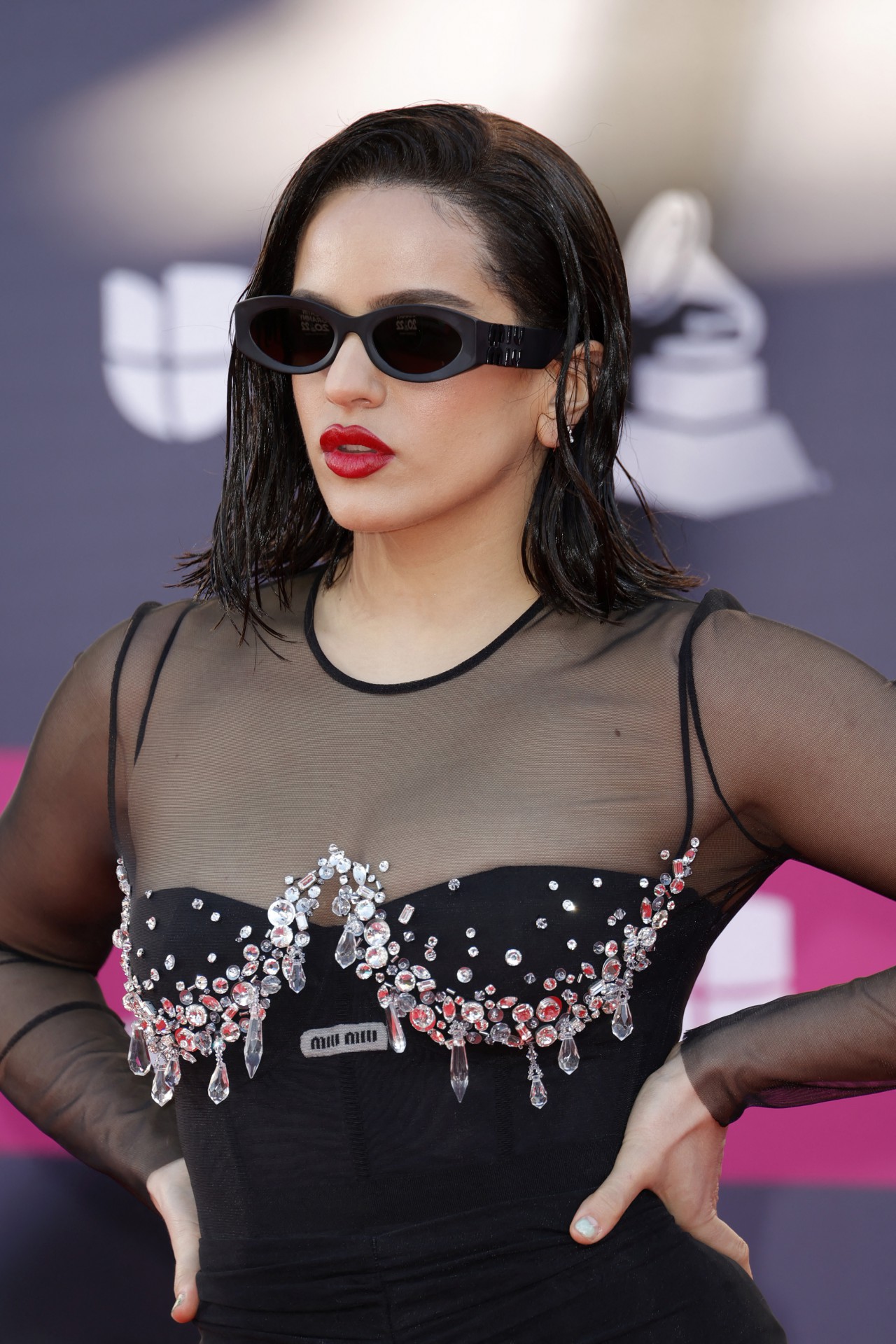 Rosalía no tapete vermelho do Grammy Latino - AFP