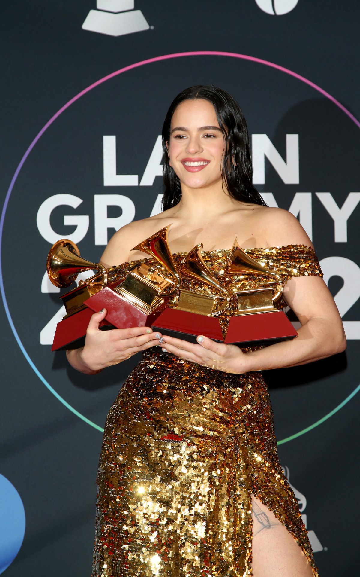 Rosal&iacute;a posa com seus trof&eacute;us