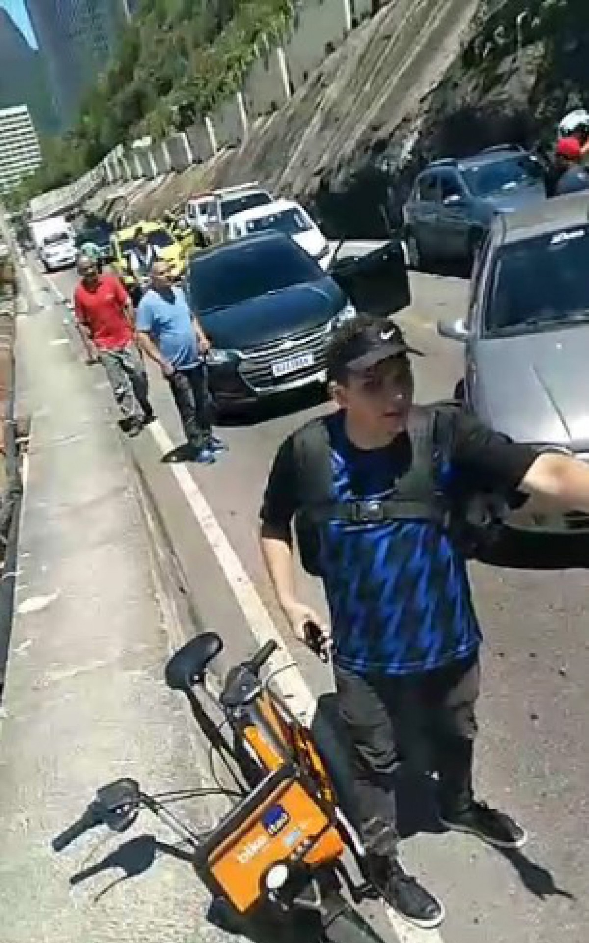 Acidente bloqueou os dois sentidos da via que conecta Zona Sul à Barra da Tijuca - Reprodução de vídeo