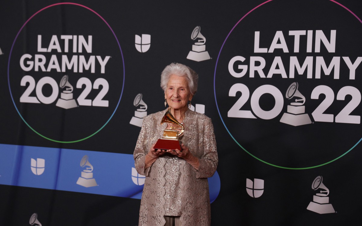 A cubana Angela Alvarez, de 95 anos, com seu Grammy Latino