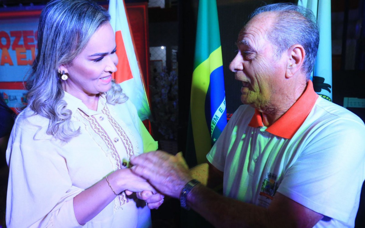 Aos 87 anos, o aposentado Em&iacute;lio Bedersene contou &agrave; deputada Daniela do Waguinho que nunca havia pisado em uma escola