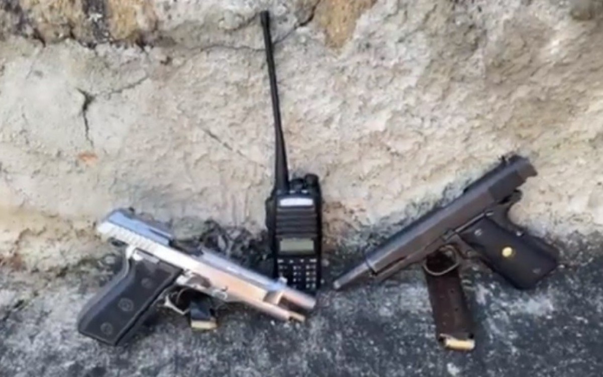 No Complexo do Chapad&atilde;o, dois suspeitos foram baleados e a PM apreendeu duas pistolas e um r&aacute;dio transmissor