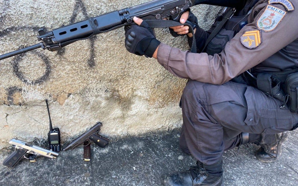 No Complexo do Chapadão, duas pistolas, um rádio transmissor e drogas foram apreendidos - Divulgação/Polícia Militar