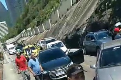 Acidente envolvendo três carros interdita Avenida Niemeyer por uma hora e deixa quatro feridos