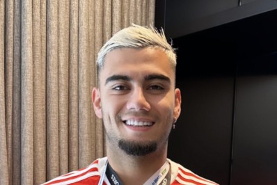 No Fulham, Andreas Pereira recebe medalhas de títulos do Flamengo