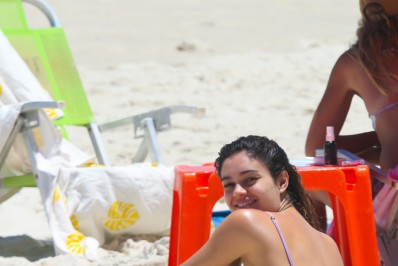 Sophie Charlotte renova o bronzeado em praia do Rio