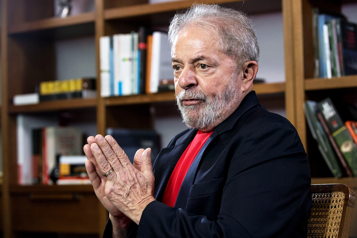 'Tenho remédio para sua garganta', promete militante em carta para Lula
