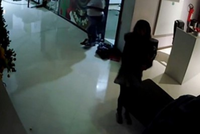 Mulher é detida após chamar funcionária de hostel de ‘preta de mierda’ em Arraial