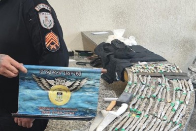 PM prende dois e apreende adolescente com armas e drogas