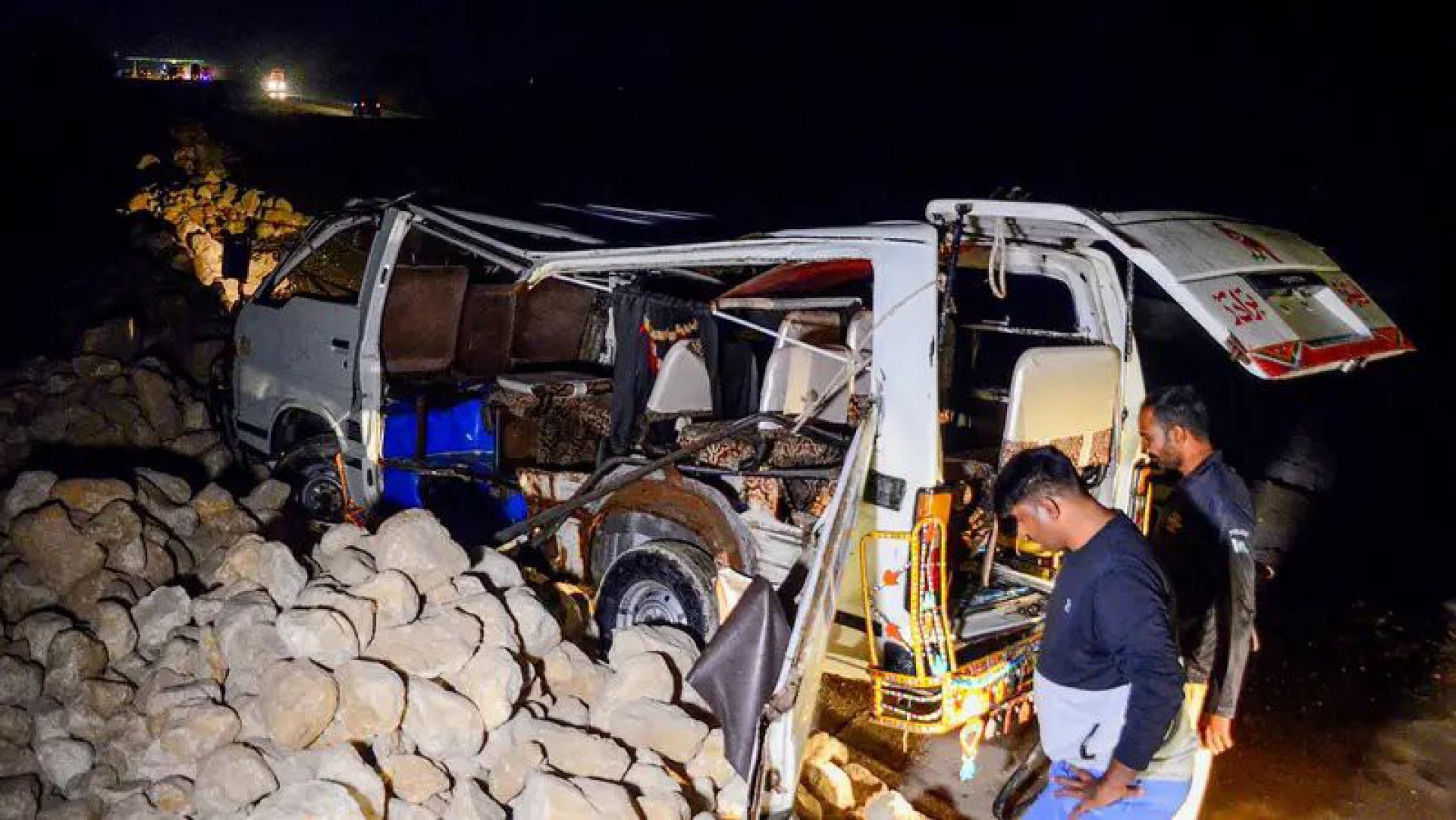 Coletivo caiu em uma vala após motorista não ver o sinal de desvio na estrada