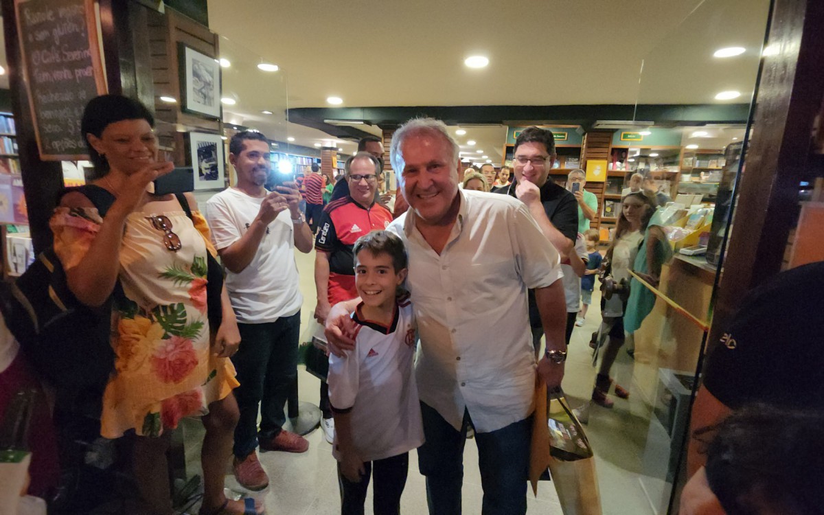 Zico posa com f&atilde;s