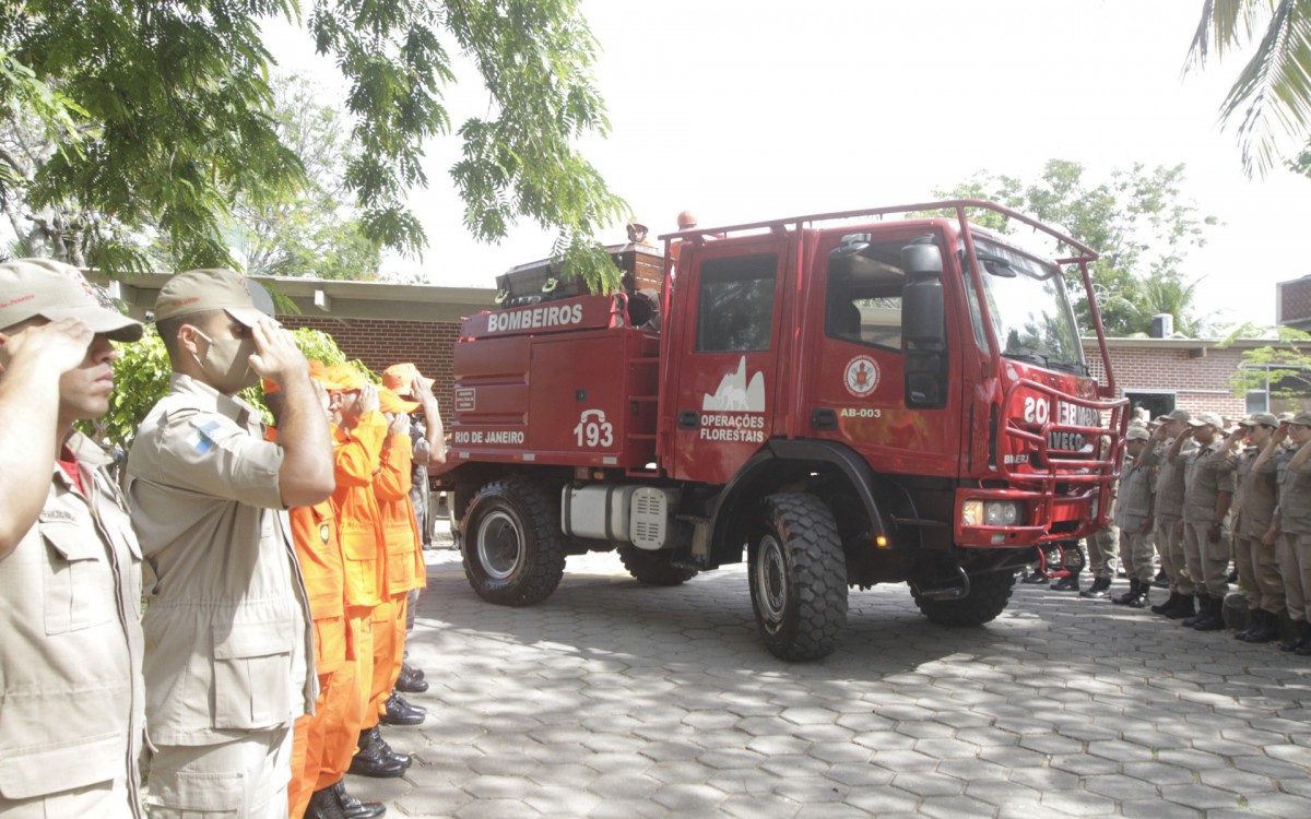 Sepultamento do major do Corpo de Bombeiros Wagner Luiz Melo Bonin, de 42 anos, no Cemitério Parque de Mesquita, em Mesquita, no último sábado (19)