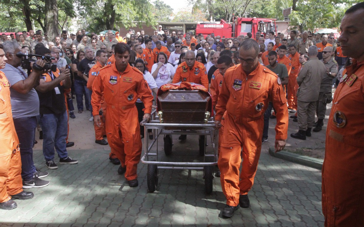 Sepultamento do major do Corpo de Bombeiros Wagner Luiz Melo Bonin, de 42 anos, no Cemitério Parque de Mesquita, em Mesquita, no último sábado (19)