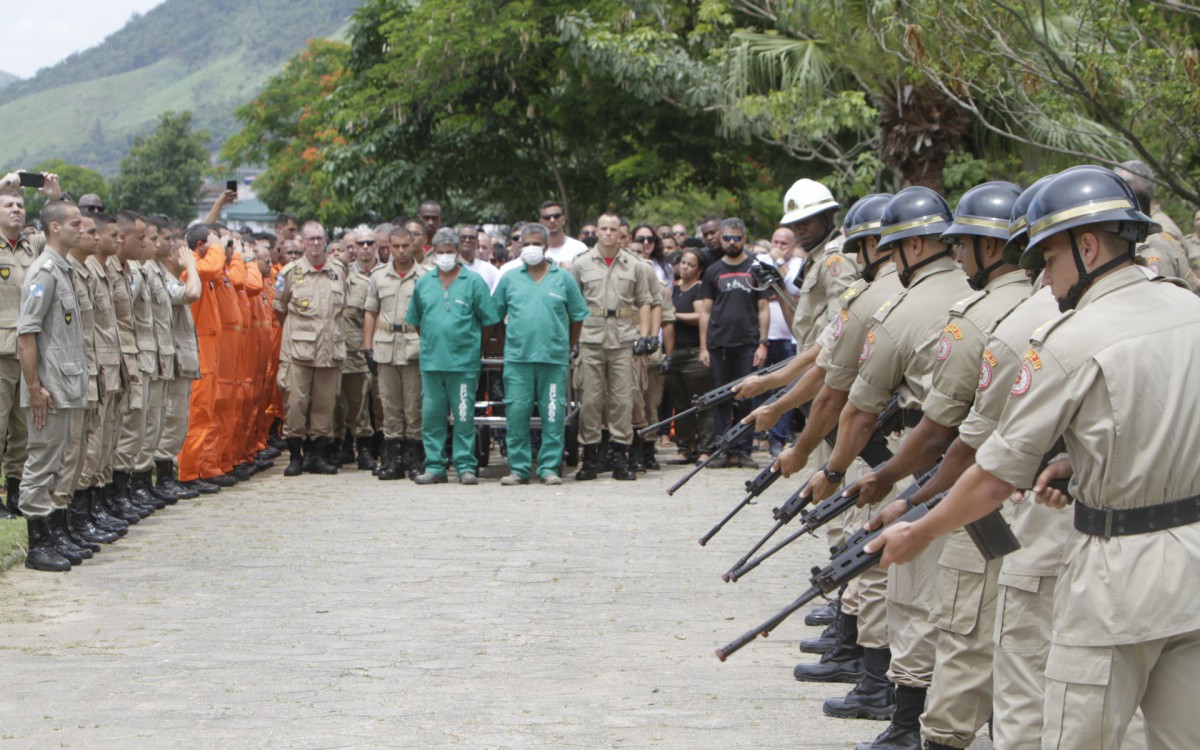 Sepultamento do major do Corpo de Bombeiros Wagner Luiz Melo Bonin, de 42 anos, no Cemitério Parque de Mesquita, em Mesquita, no último sábado (19)