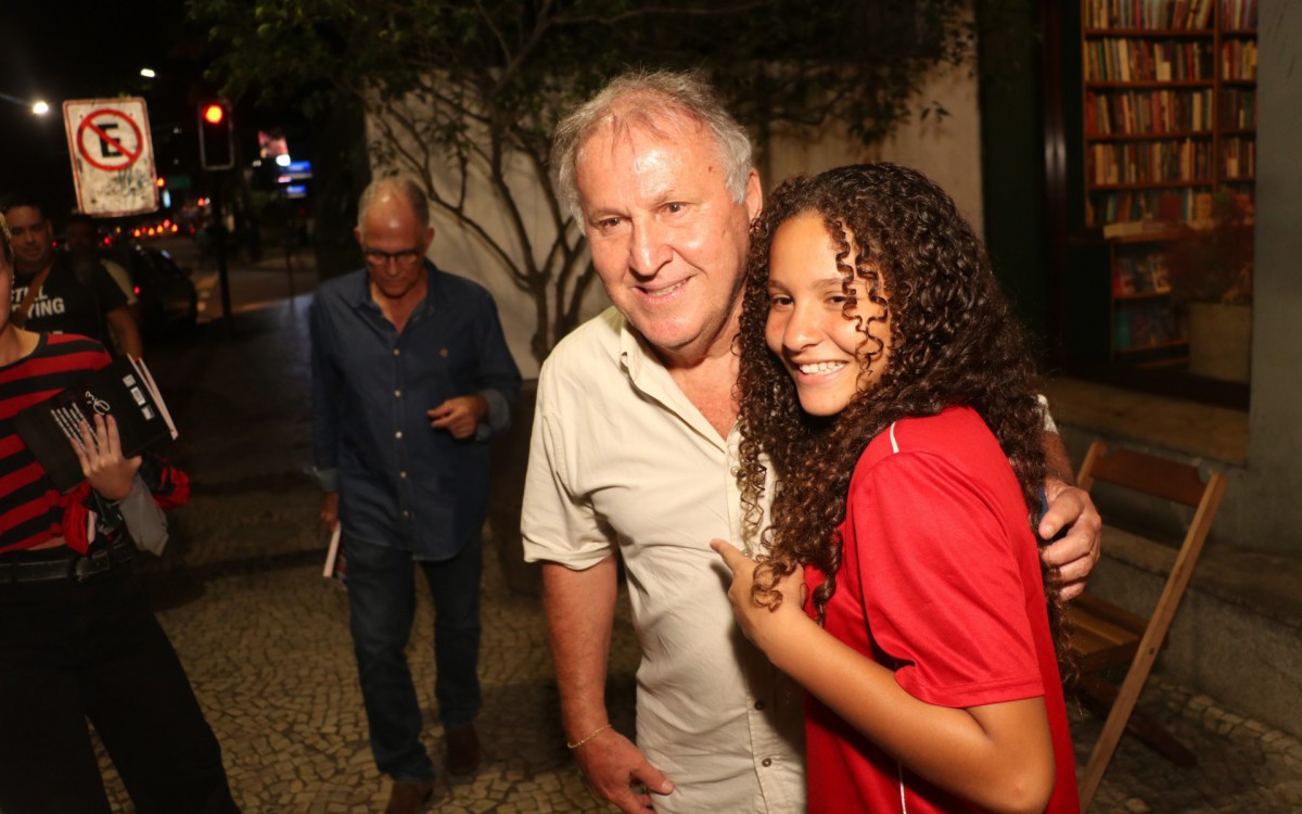 Zico posa com f&atilde;s