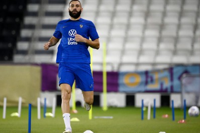 Benzema se machuca, fica de fora da estreia da França e corre o risco de não jogar a Copa do Mundo