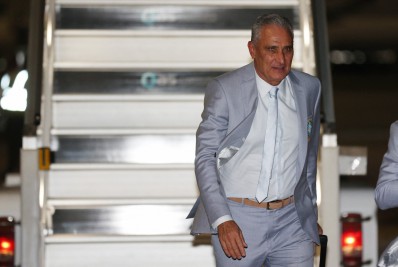 'O time vai ser decidido aqui', diz Tite na chegada do Brasil ao Catar