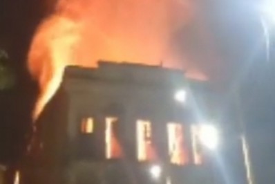Hotel construído no Século XIX em área central da cidade pega fogo e perícia ainda investiga a causa