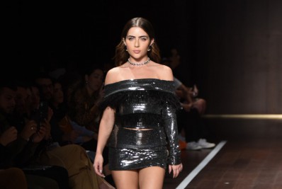 Jade Picon e Alanis Guillen cruzam a passarela em desfile na SPFW