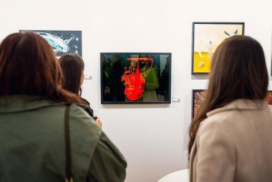 Ao lado da filha de 11 anos, carioca faz foto surpreendente e vai parar no Museu do Louvre, na França