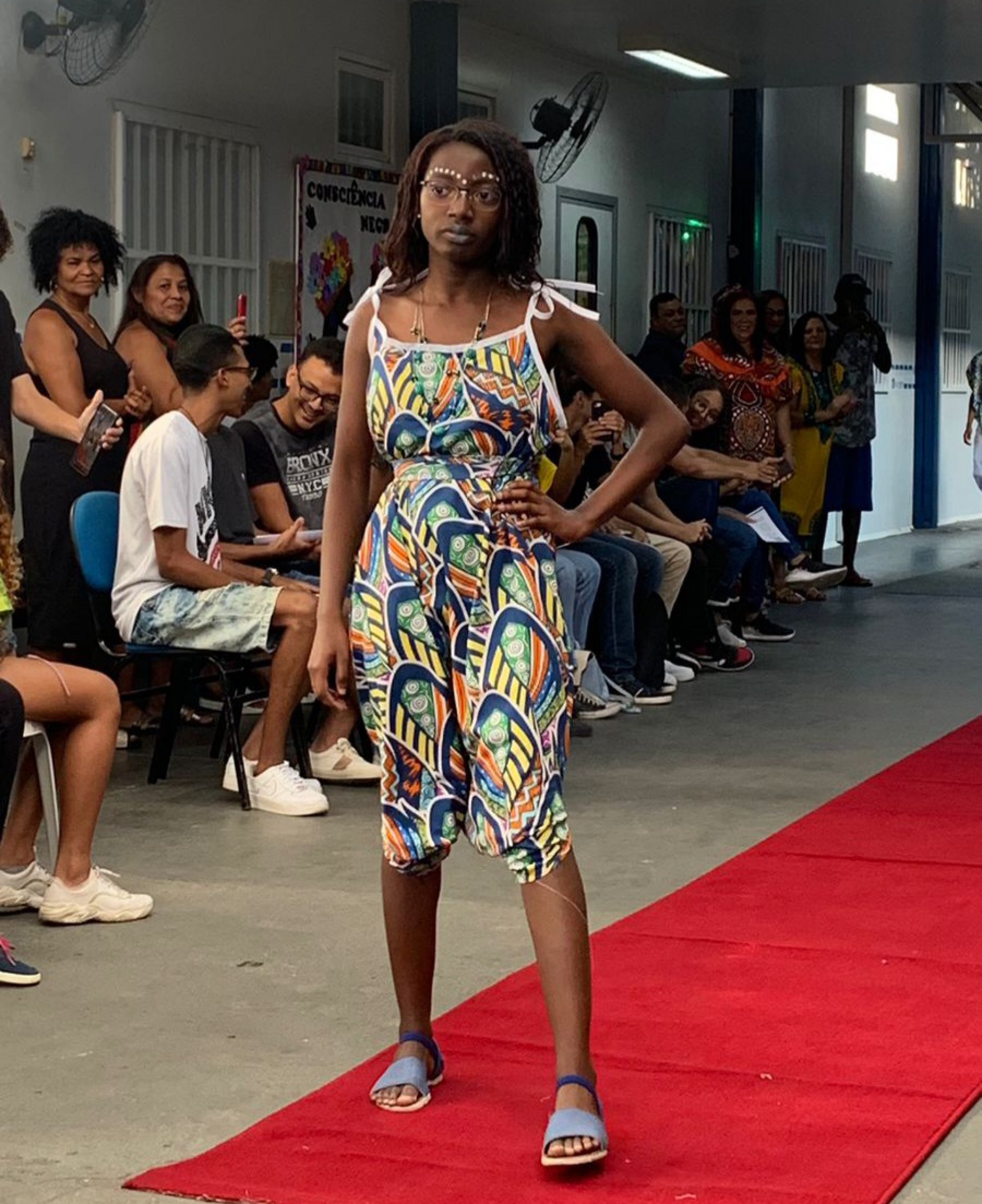 Houve um desfile de modas no evento II Feira Integrada de Representatividade - Divulga&ccedil;&atilde;o