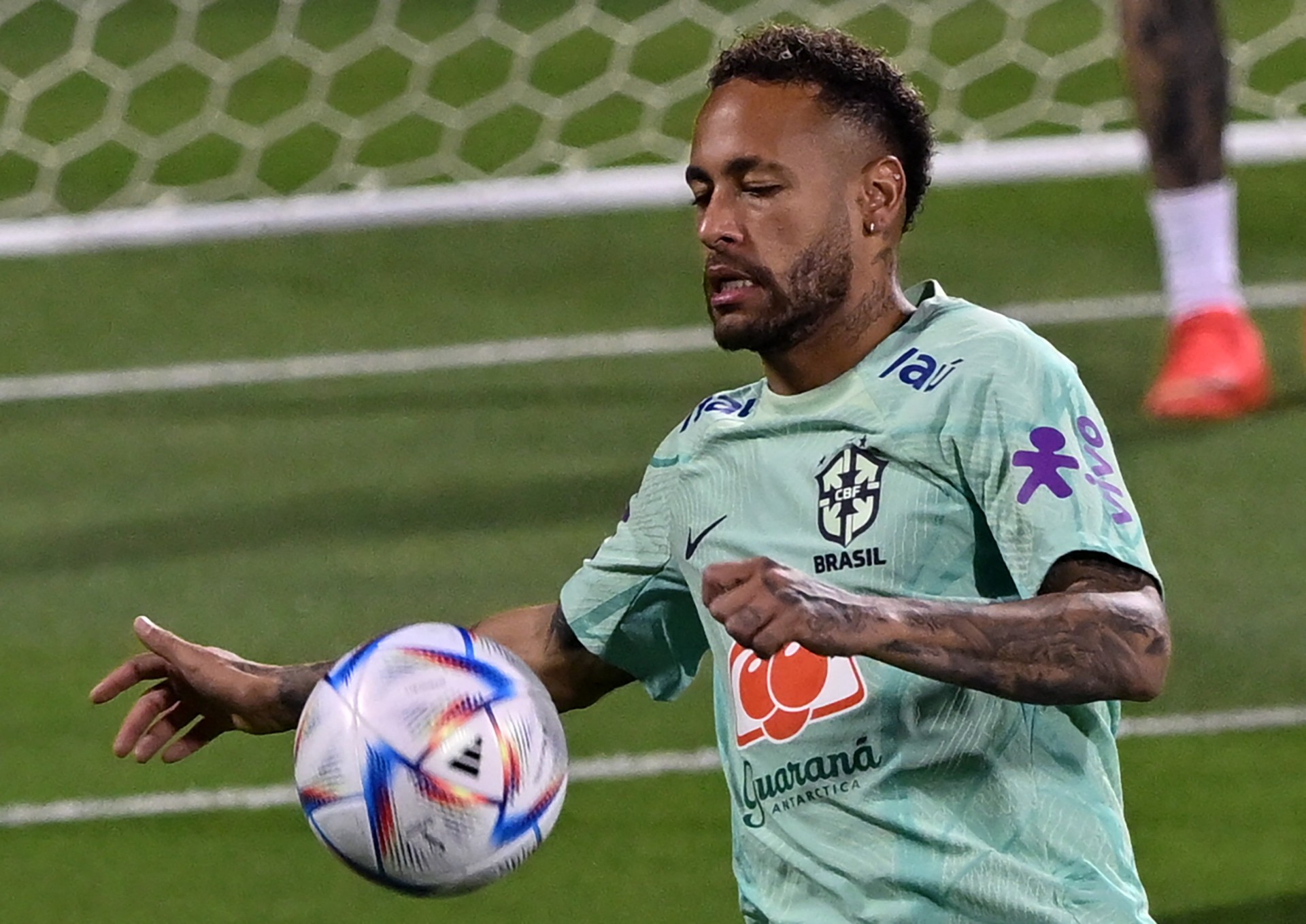 Cobrança de falta em jogo do Brasil tem detalhe inusitado e internautas  culpam Ronaldinho, Tá na Rede